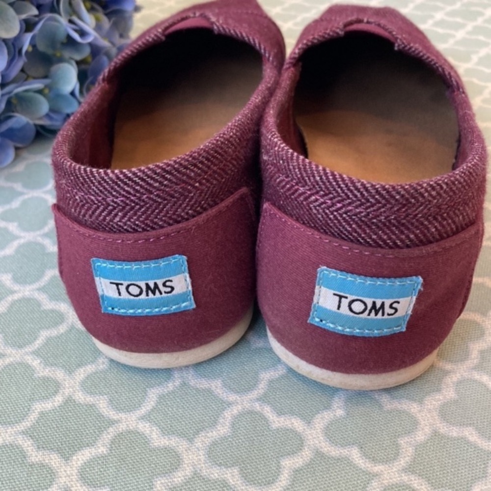 TOMS Burgundy Herringbone Slip On Shoes 8 - Picture 3 of 9